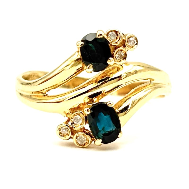 Vintage contrarie ring, sapphires, yellow gold and diamonds; 2.35 gr.: Very pretty vintage contrarie ring, in 18 kt yellow gold, front sapphires and double trio of rhinestones. The retro, yet young, clean and precious design gives a timeless appeal to this lovely vintage