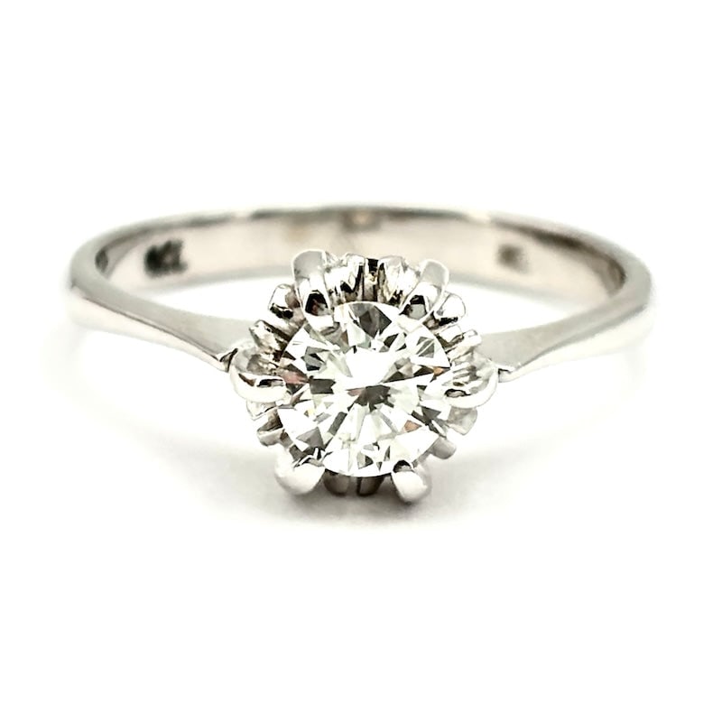 Vintage brilliant solitaire ring - 0.49 ct; 2.75 gr.: Vezzurous vintage solitaire ring, styled setting, with diamond on flower effect bezel! Vaguely retro pattern, for a very special solitaire ring! Our company's certification is available for free, upon