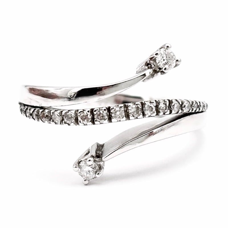 Contrarie brilliants ring, white gold - 0.45-0.50 ct; 6.07 gr: White gold contrarie ring, with central riviera and double solitaire brilliants. Fine, sleek and contemporary design, at bargain price! Our company's certification is available for free, upon request.