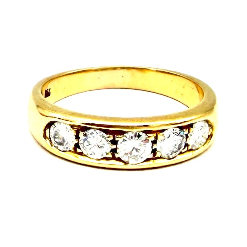 Binary riviera ring 5 brilliants and yellow gold - 0.55-0.60 ct; 5.9 gr: The ultimate unisex true diamond ring! Variant riviera ring made of 18 kt yellow gold, c on 5 brilliants mounted in a smooth and very comfortable track for 0.55-0.60 ct total. A must-have ring that is