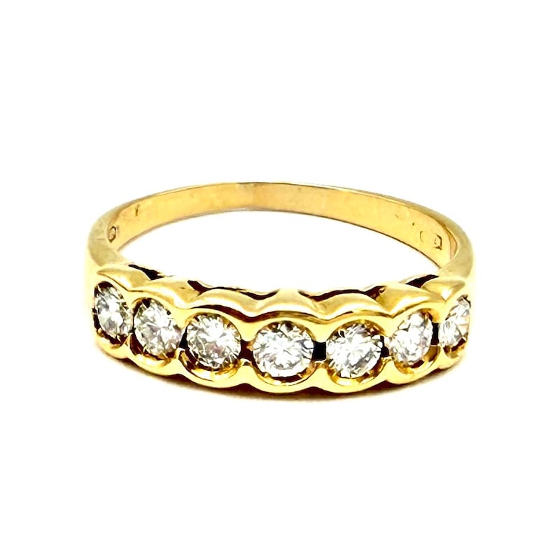 Riviera ring 7 brilliants and yellow gold - 0.55-0.60 ct; 4.09 gr: An adorable and very bright variant riviera of brilliants made of 18 kt yellow gold, mounted to soft, smooth onions! Yellow riviera ring with 7 brilliants for 0.55-0.60 ct total. A sunny, precious and