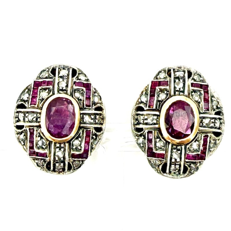 Ruby and diamond style patch earrings; 13.42 gr; 1.9 cm: An unmissable vintage antique style earring pattern at an incredible price! 18 kt yellow gold lobe patch earrings with rubies and diamonds mounted on silver in an exceptional texture. Stud and clips a