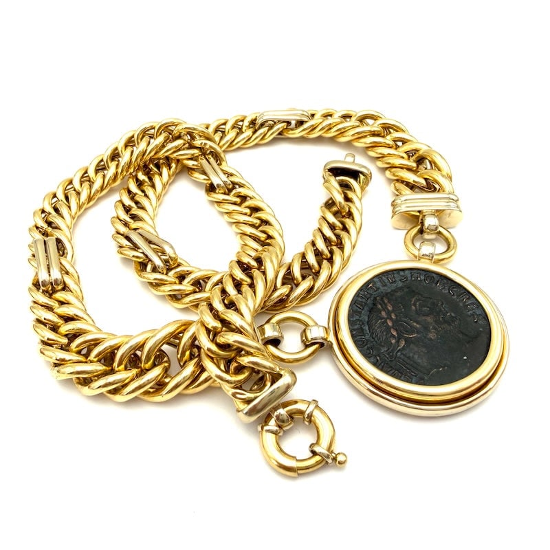Roman coin necklace, yellow gold necklace; 45 cm, 68.47 gr.: A very important 18 kt yellow gold choker necklace, with ancient Roman coin center, of the highest inspiration. A fabulous 80s neck hug for those who love timeless and highly sophisticated coin jewelr