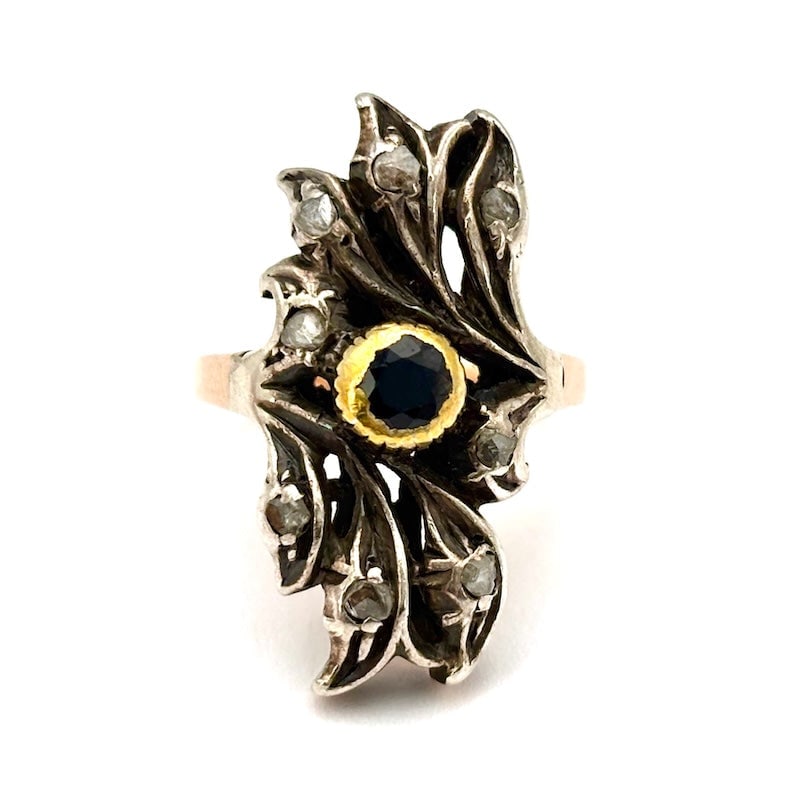 Vintage elongated sapphire and diamond daisy ring; 6.16 gr.: Romantic vintage ring proposal, maxi daisy demode elongated and moved! Poetic and charismatic antique-style ring in 9 kt yellow gold with central sapphire and diamonds mounted on silver. The ultimate 