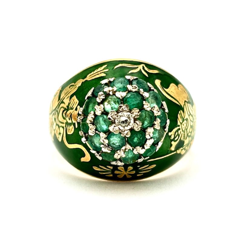 Enamel ring, japonisme style, dome emeralds, brilliant and yellow gold; 9.31 gr: Very original ring made of 18 kt yellow gold, worked in japonisme-style green enamel, with samurai representations and dome of emeralds and cenrtral glitter. Unusual and super special charm for this a