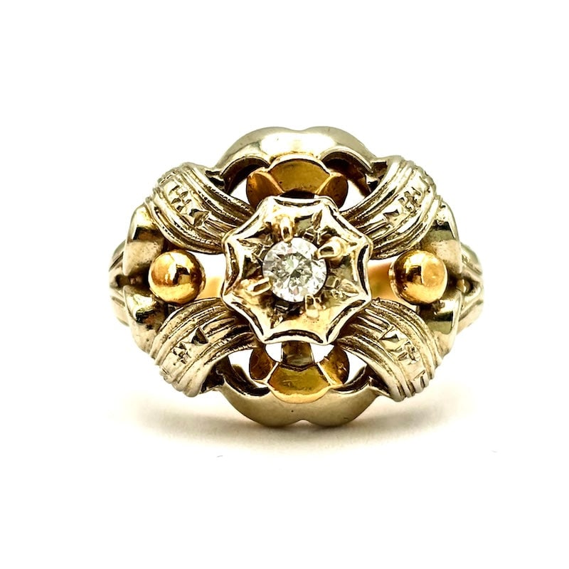 Large vintage ring, with solitaire, antique style; 6.88 gr.: Extraordinary and artistic 1940s-50s vintage large dome ring in two-tone 18 kt gold, with brilliant-cut solitaire diamond light point for 0.08-0.10 ct. Masterful and highly worked antique-style settin
