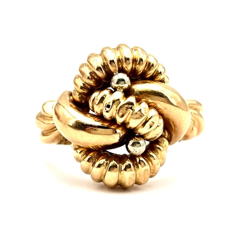 Vintage gold knot design ring, 1950s; 5.92 gr.: Characteristic vintage domed knot design ring made entirely of 18 kt gold, domed with partial scanlature! A total yellow gold ring, originally probably in three colors, versatile, retro, but still ver