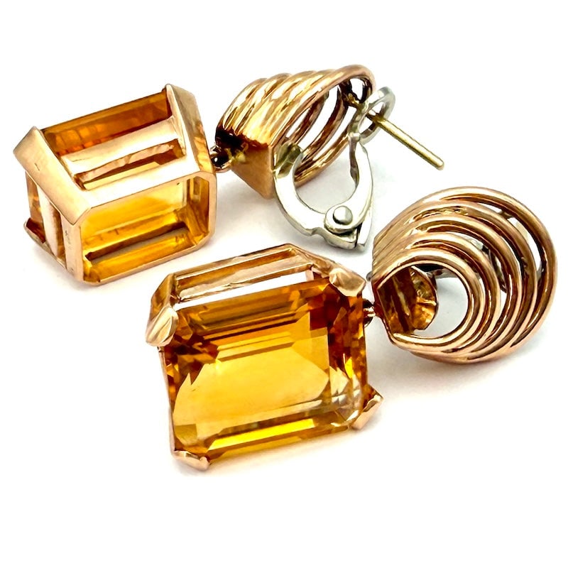Vintage citrine quartz and yellow gold dangle earrings; 15.26 g - 2.9 cm: Impressive, stunning maxi stone earrings with solid old-world workmanship! Unmissable vintage 18 kt gold dangle earrings with large rectangular citrine quartz . Simple, massive and demode frame, for a