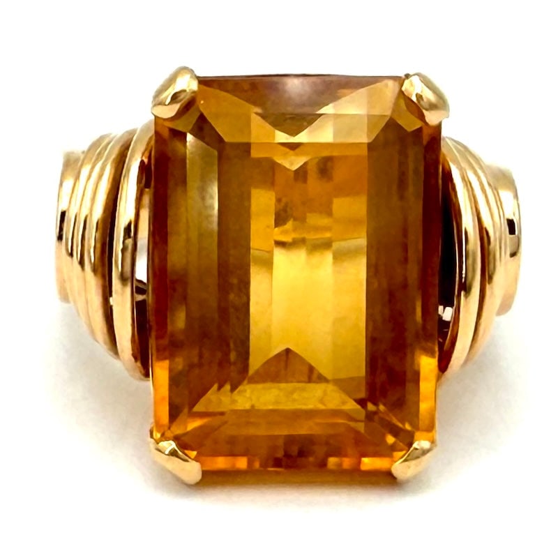 Vintage citrine quartz and yellow gold ring; 16.14 gr.: Impressive, stunning maxi stone ring with solid old-world workmanship! Unmissable vintage maxi ring in 18 kt gold, with large rectangular citrine quartz . Simple, massive and demode setting, for a sce