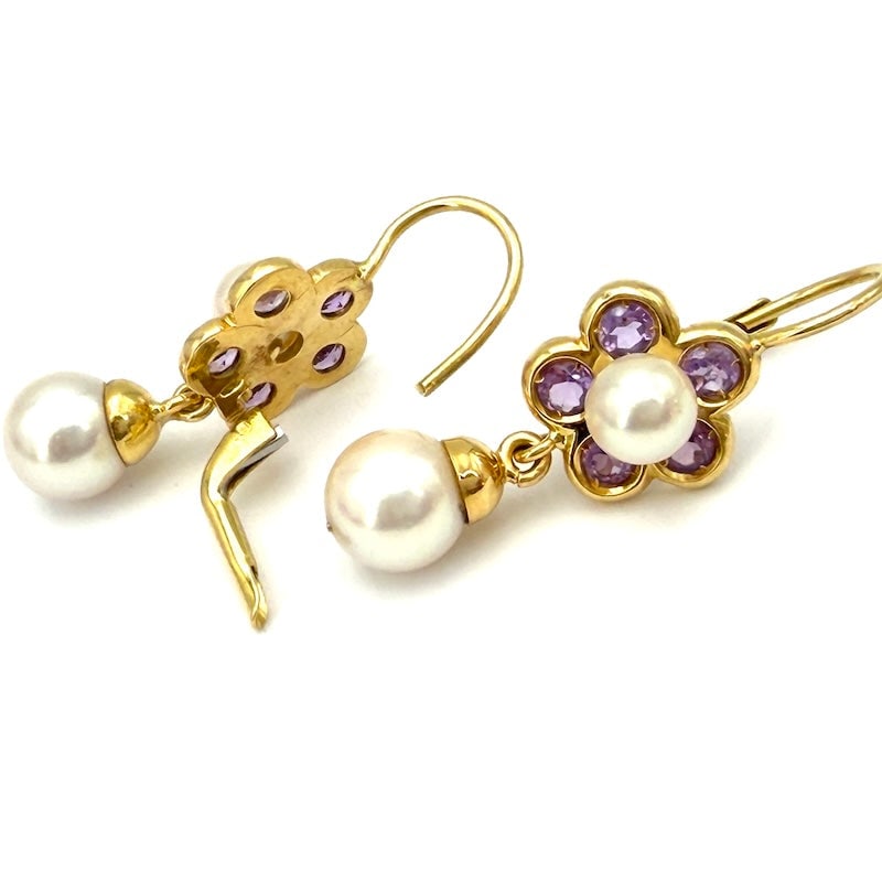 Akoya pearl dangle earrings, amethysts, and yellow gold; 7.23 gr.: Adorable yellow gold pendant earrings with exclusive Akoya pearls and amethyst flowers. Nun closed as back. Very occasional earrings graceful, vexatious and super feminine. Our company's certification