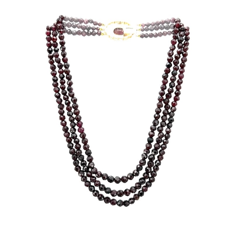 Vintage 3-strand garnet and gold necklace, styled - 45 cm; 109.39 gr.: Beautiful vintage three-strand necklace, styled with faceted garnet rondelles scaled from 4-7.5 mm. Enchanting and very rich 18 kt yellow gold engraved oval garnet clasp. An important and scenic model