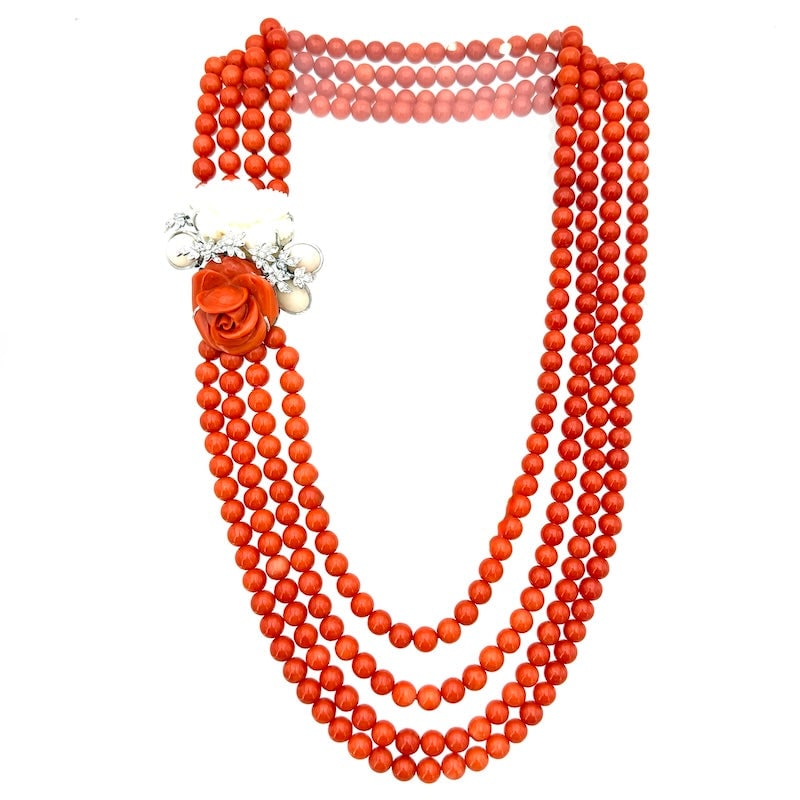 4-strand red coral necklace and sculpture rose coral, brilliants and gold - 241 gr.: Magnificent and impressive necklace composed of 4 strands of natural Mediterranean red coral, spherical cut, smooth, 7.5.8 mm in diameter, with masterpiece sculptural composition clasp, with roses and
