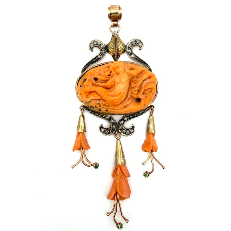 Vintage pendant, maxi antique coral; 26.62 gr.: Unmistakable, eye-catching antique flavor for this vintage 1970s maxi coral cameo engraved mermaid pendant. An artistic old school maxi size goodie with rich frame and tassel triple calla style in gol