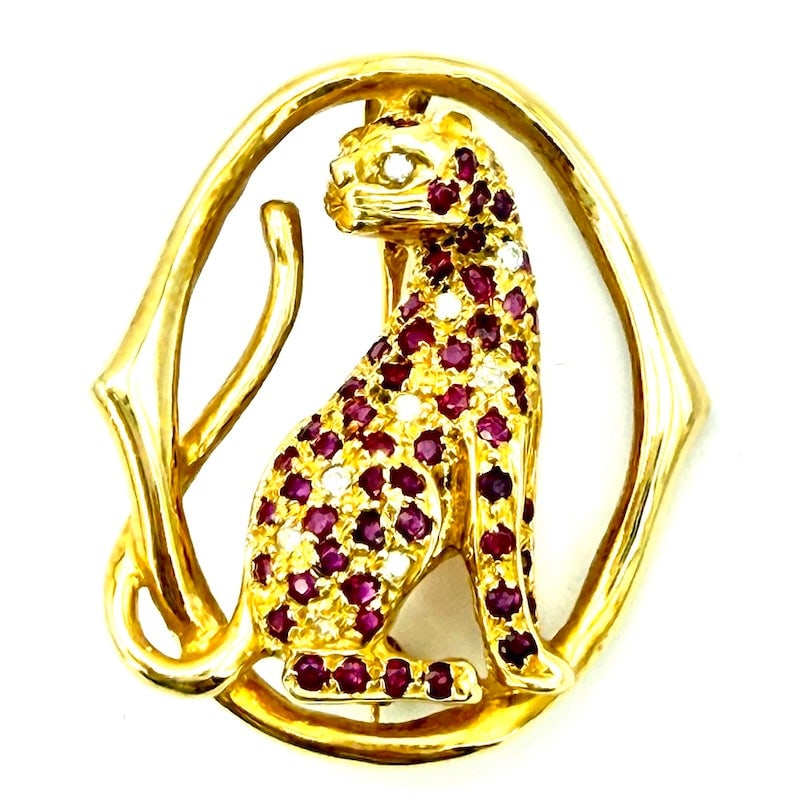 Vintage panther brooch/pendant, gold, rubies and diamonds; 11.62 gr.: Charismatic vintage, panther brooch/pendant, egregiously crafted in 14 kt yellow gold, with rubies and diamonds. An animalier vintage feline jewel of unparalleled beauty! Era: 1950s-60s. Our company's