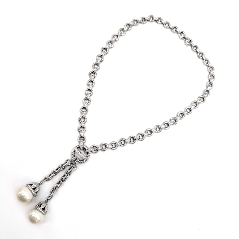 White gold chain necklace, tennis brilliants and double pearl tassel; 75.21 gr.: Sensational necklace of the highest jewelry, choker chain with 18 kt white gold diamond tennis, with central motif and tassel with central double maxi pearl pendant. Extreme importance, yet graceful a