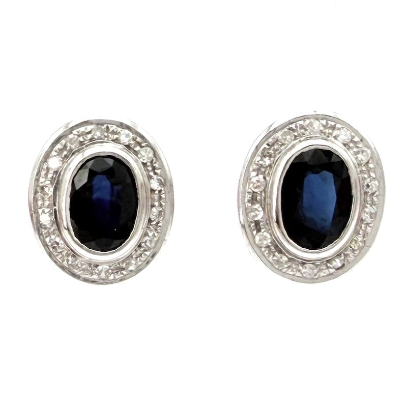 Toppe earrings/margerite oval sapphire, diamond and gold, lobe; 5.36 gr.: Bargain! Classic, must-have sapphire toggle/margerite lobe earrings framed by brilliants on white gold, offered at exceptional value for money! Stud and butterfly clasp. Timeless sapphire earrings tru
