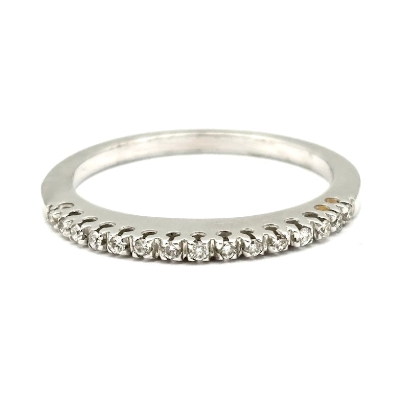 Ring veretta brilliants and white gold - 0.20-0.25 ct; 2.97 gr: A delightful OCCASION veretta! Adorable classic white riviera ring, fine and graceful in 18 kt white gold with brilliants for 0.20-0.25 ct total. A timeless ring, super affordable and matchable with e