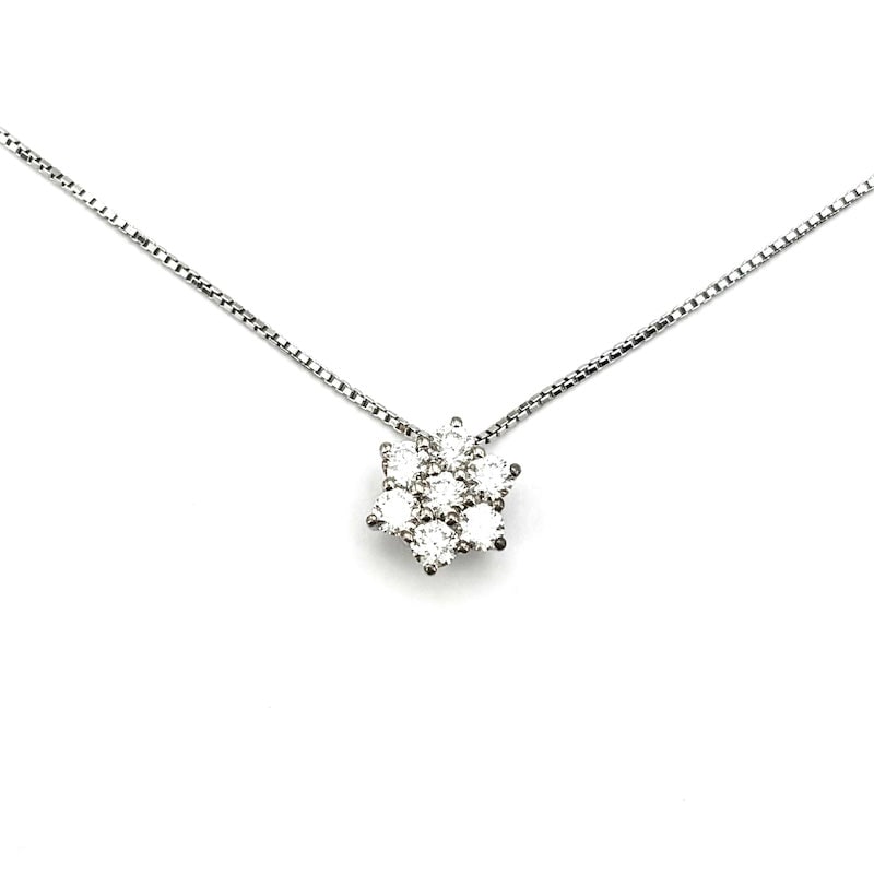 Daisy daisy light point pendant brilliants and gold - 0.55 ct; 3.14 grams: Enchanting pendant with brilliants composing a circular daisy with a gorgeous and super feminine staggered petal effect. The 18 kt white gold Venetian chain is included and measures 42 cm. Must have! 