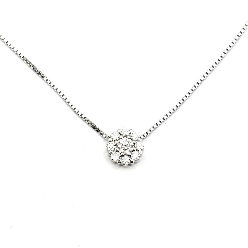 Circular daisy light point pendant, brilliants and gold - 0.22 ct; 2.52 g: Adorable pendant with diamonds composing a circular daisy that gives a stunning optical effect in the distance. The 18 kt white gold Venetian chain is included and measures 42 cm. Sophisticated, lustr