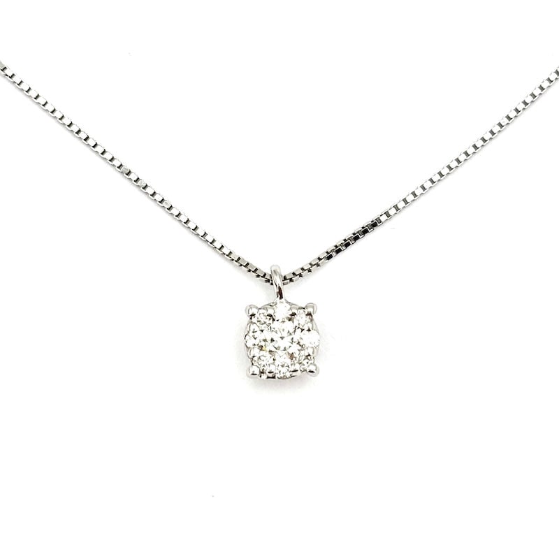 Circular daisy light point pendant, brilliants and gold - 0.22 ct; 2.28 gr.: Beautiful pendant with brilliants composing a circular daisy that gives a solitaire point-of-light optical effect in the distance. The 18 kt white gold Venetian chain is included and measures 42 cm. S