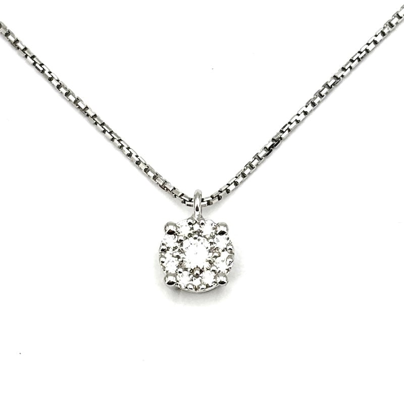Circular daisy light point pendant, diamonds and gold - 0.40 ct; 3.96 gr.: Fabulous pendant with brilliants composing a circular daisy that gives a solitaire point-of-light optical effect in the distance. The 18 kt white gold Venetian chain is included and measures 42 cm. Pr