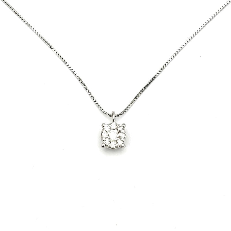 Circular daisy light point pendant, brilliants and gold - 0.22 ct; 1.19 gr.: Beautiful pendant with brilliants composing a circular daisy that gives a solitaire point-of-light optical effect in the distance. The 18 kt white gold Venetian chain is included and measures 42 cm. F