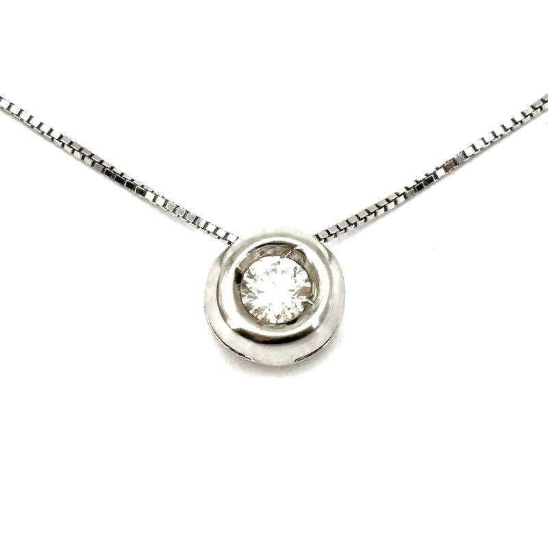 Solitaire and gold brilliant point light pendant, onion bezel - 0.03-0.05 ct; 1.58 g: Inescapable essentiality for this 18k white gold spotlight pendant with a solitaire brilliant-cut diamond for 0.03-0.05 ct, G color and VS clarity, mounted onion. 42-cm 18-karat white gold Venetian lo