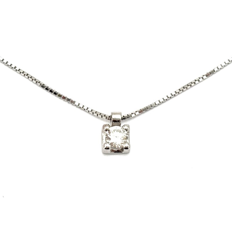 Solitaire and gold brilliant point light pendant - 0.16 ct; 2.20 gr.: Unmissable and essential 18 kt white gold point pendant with a solitaire brilliant-cut diamond for 0.16 ct, F color and VS clarity. Mounted with 4 griffes on a square bezel. 18 kt white gold chain inc