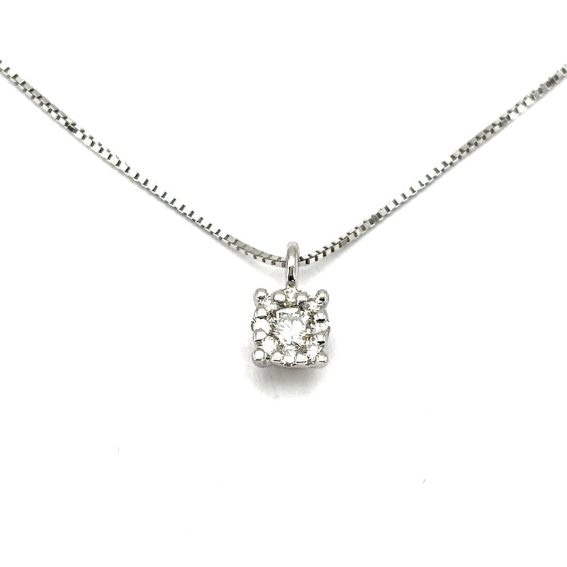 Daisy circular daisy light point pendant brilliants and gold - 0.10 ct; 1.22 g.: Ever-present and essential 18 kt white gold circular daisy point pendant with brilliant-cut diamonds for 0.10 ct total, F color and VS clarity. 18 kt white gold chain included. Must have! Our company'