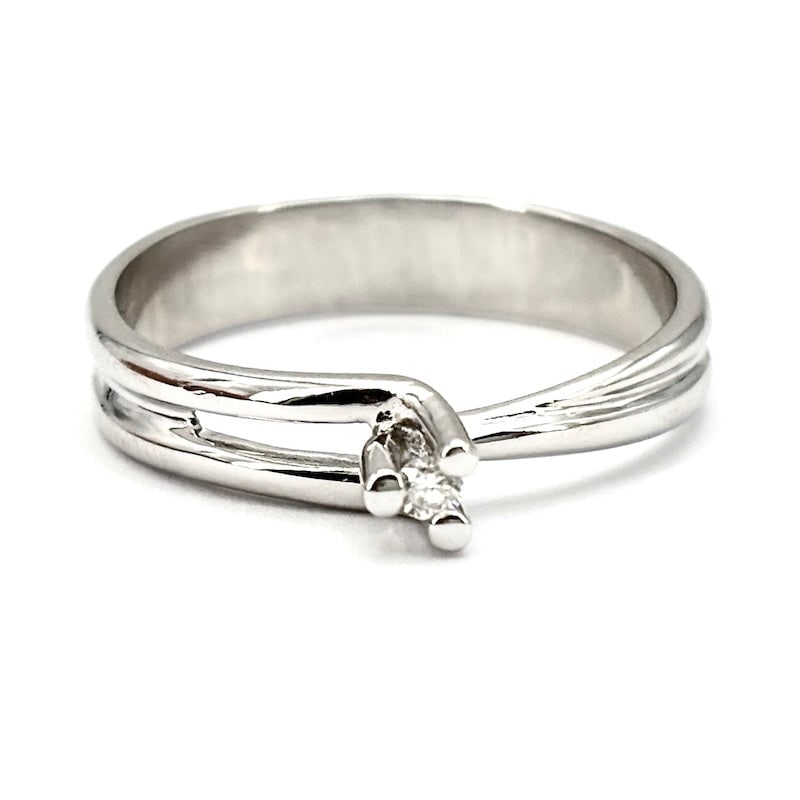 White gold solitaire ring, 0.03-0.04 ct; 2.86 g: Essential and must-have solitaire ring in 18 kt white gold mounted with 3 griffes. Solitaire brilliant-cut diamond for 0.03-0.04 ct, G-VS color. The tangible jewel s imbolo of a promise of infinite lo