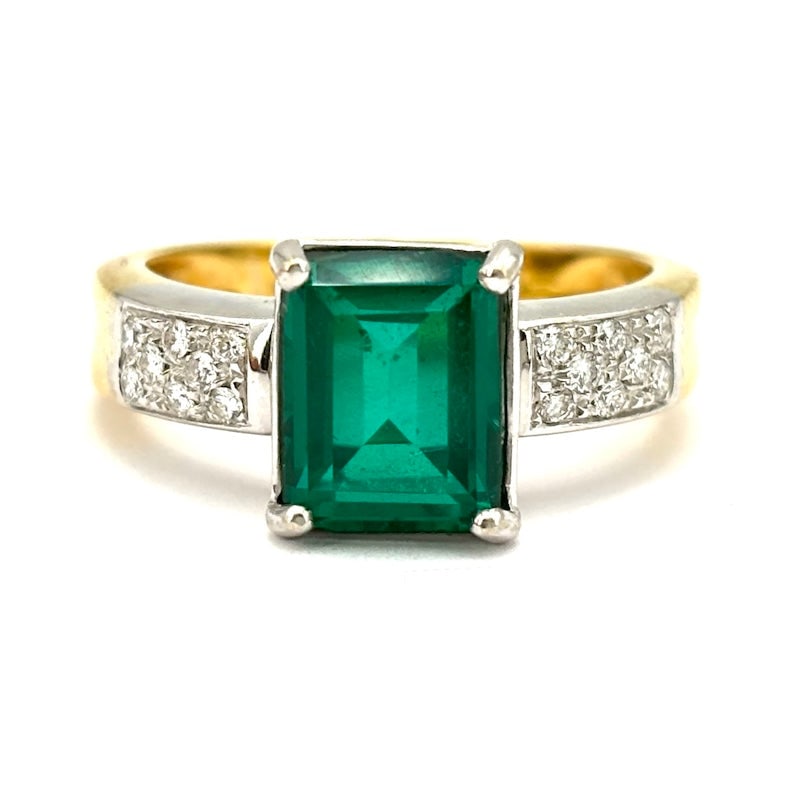 Rectangular synthetic emerald ring and brilliant band, gold; 5.37 gr.: Super choreographic ring with central rectangular synthetic emerald and front diamonds, in 18 kt white and yellow gold. A clever and impressive piece of jewelry at a bargain price! Our company's certi