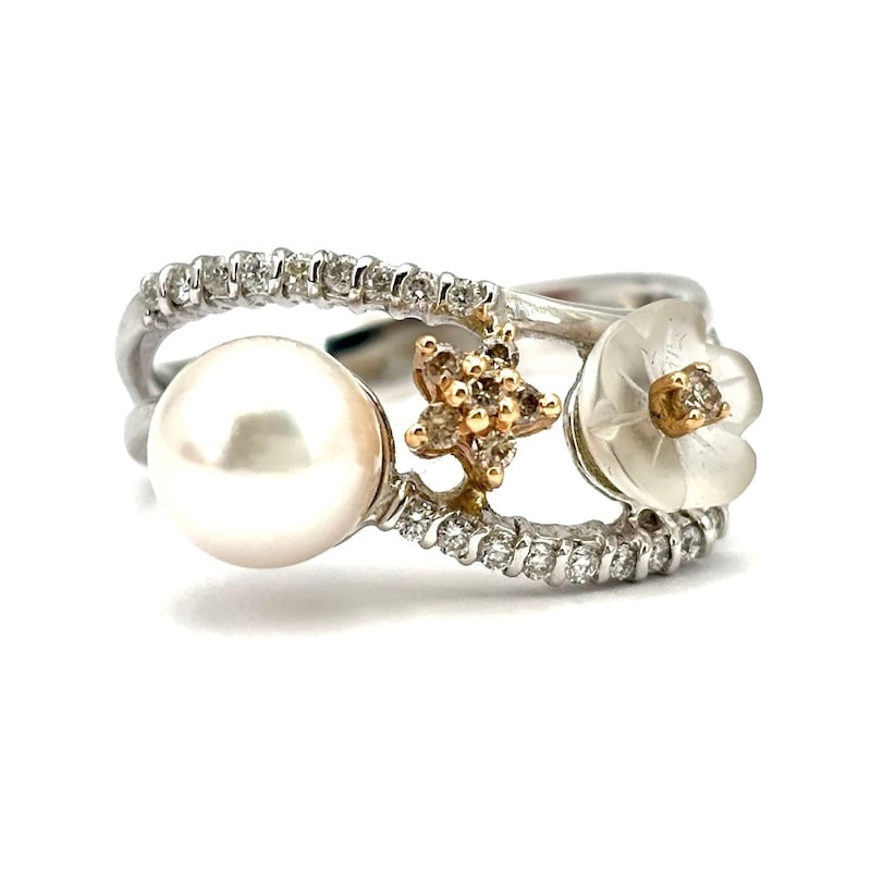 Pearl band ring, rock crystal flower, brilliants and white and rose gold; 4.79 gr.: Elegant and very sophisticated bargain band ring with pearl, rock crystal flower and diamonds embellishing the very rich white gold ring setting with rose gold details. Candid and super feminine beaut