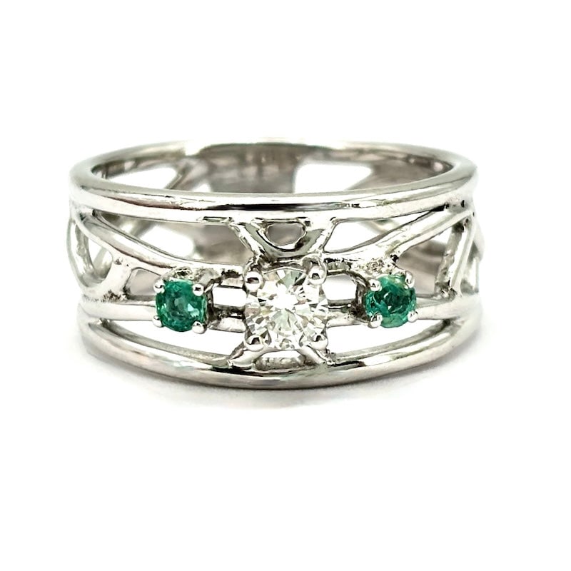 Band ring, brilliant, emeralds, white gold; 5.53 gr.: Contemporary pierced band design ring in 18kt white gold with double emerald and central brilliant! Beautiful and young occasion!!! Our company's certification is available for free, upon request. If 