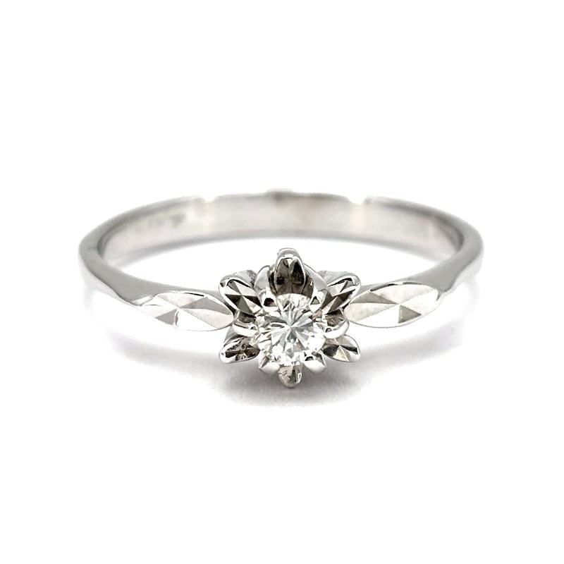 Vintage brilliant solitaire ring - 0.10 / 0.12 ct; 2.74 gr: Vezzurous vintage bargain solitaire ring, styled setting, with diamond on raised flower effect bezel! Worked and retro model, for a very special solitaire ring! Our company's certification is availabl