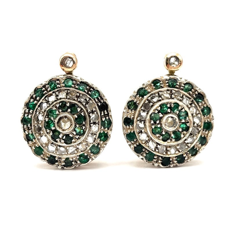 Emerald and diamond style circular patch earrings; 14.92 g; 2.4 cm: A not-to-be-missed vintage style circular patch earrings at an exceptional price! 9 kt and 18 kt gold lobe patch earrings with emeralds and diamonds mounted on sterling silver. Pin and clips as back. 