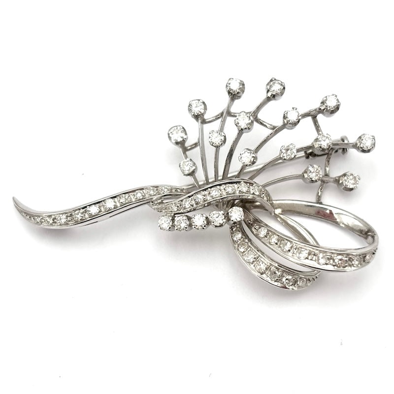 1950s vintage brooch, white gold drape and diamonds; 8.08 gr.: Masterful 1950s vintage brooch, draped with brilliants, exquisitely crafted in 18 kt white gold. A precious, luminous and romantic vintage jewelry accessory of unparalleled beauty! Our company's certi