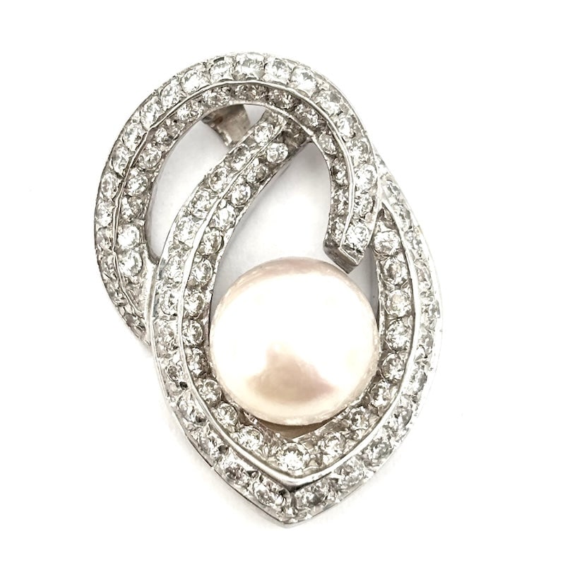 Brilliant snake pendant, with Japanese pearl; 9.75 gr.: Important and highly prized snake pendant in white gold and diamonds, with 8.5-9 mm Akoya pearl. The indispensable charm of the jeweled snake, combined with the class of the pearl in a pendant variati