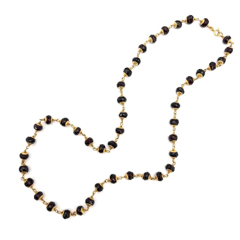 Vintage long necklace, garnet and gold alternating chain - 60 cm; 45.26 gr.: Charismatic and ever-present retro-style vintage necklace of faceted irregular garnet rondelles intertwined and alternating in 18 kt yellow gold. A gorgeous vintage style piece of jewelry, in a very p