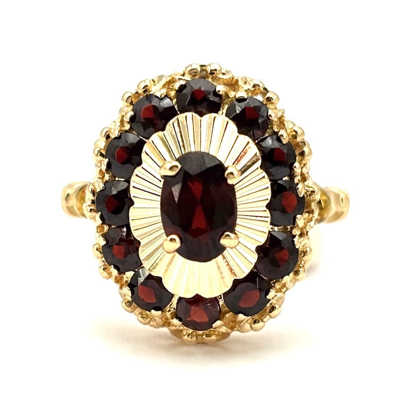 Vintage garnet and gold patch ring; 6.18 gr.: Adorable and highly crafted vintage 18 kt yellow gold oval patch ring worked in pierced and fluted light style, with garnet frame and centerpiece! A true handcrafted and old school exquisite made jewe