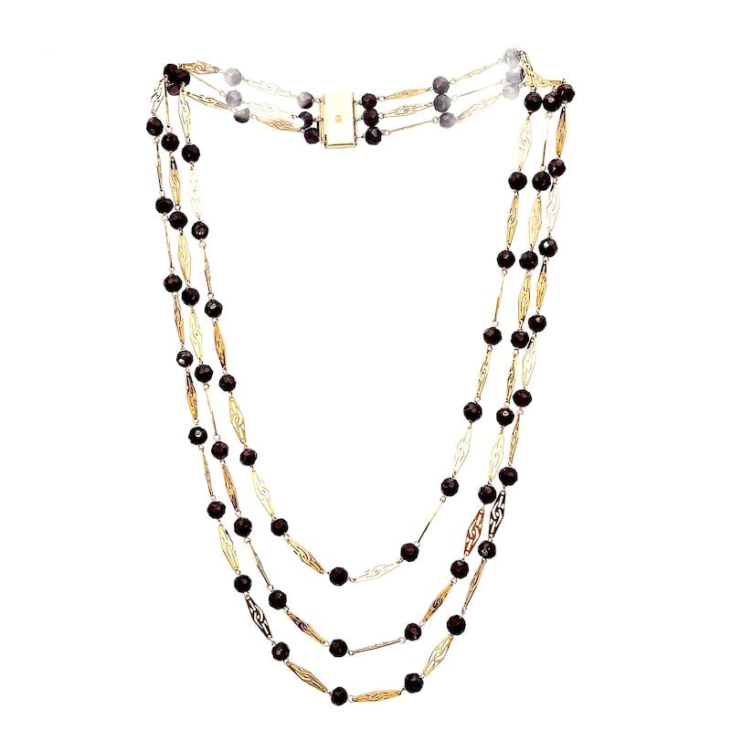 Vintage triple necklace, garnet and gold lozenge alternating chain - 46 cm; 50.77 gr.: Charismatic, charming and attractive retro-style triple vintage necklace with faceted garnet boulle intertwined and alternating 18 kt yellow gold lozenge chain. Gorgeous vintage style jewelry in a sup