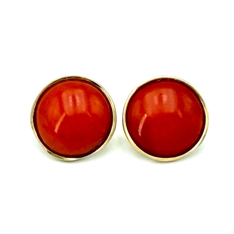 Coral lobe and gold button earrings; 2.34 gr.: Essential and passionate circular coral button earrings! 18 kt yellow gold lobe earrings, with circular cabochons of fabulous first choice natural momo coral, framed in 18 kt yellow gold! Pin and smal