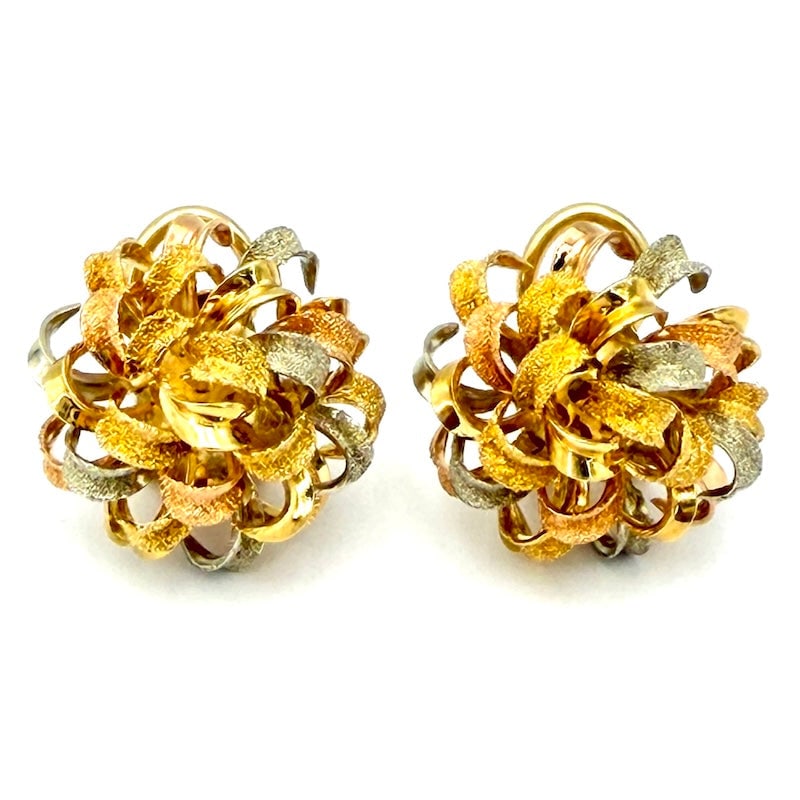 Bouquet earrings, lobe, yellow, white and rose gold; 15.75 gr.: Large and important maxi dome earrings at the lobe, with polished and satin-finished intertwined scrolls, made of 18 kt yellow, white and rose gold. Back with post and clips. A handcrafted, precious a