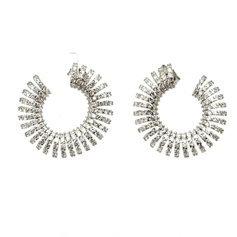 Brilliant and white gold front hoop earrings - 4.20 ct; 9.71 g: Fairy-tale, luminescent and highly precious white gold front hoop earrings with a riot of diamonds. Back with stud and butterfly. A sublime white jewel of brilliants, a rare and sparkling circle of li