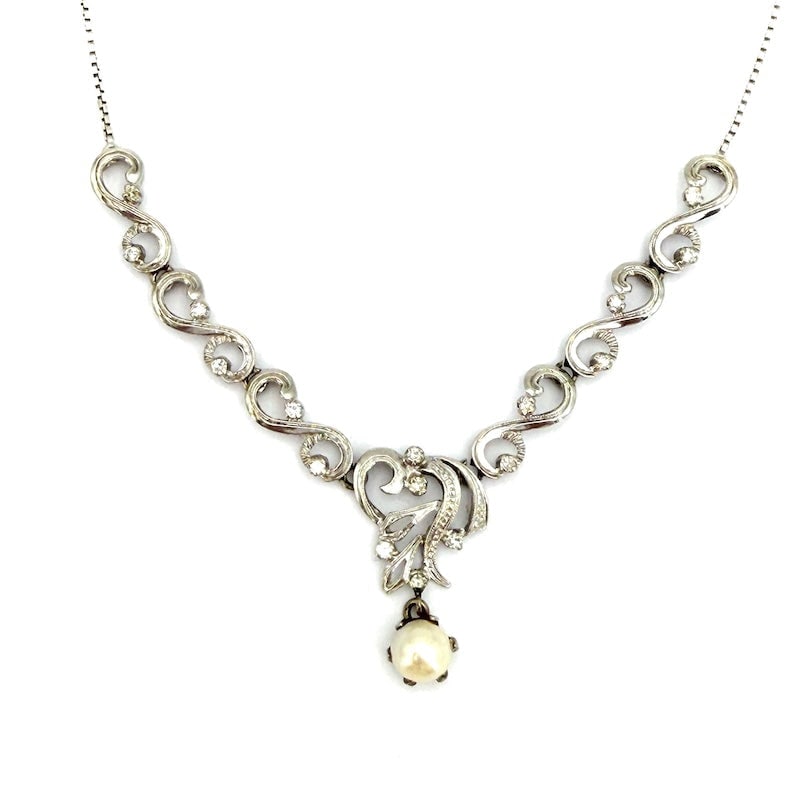 Vintage white gold and pearl choker necklace; 11.81 gr.: Unmissable bargain vintage artistic necklace, 18 kt white gold choker, with stylized curly motifs with brilliants and central pendant pearl. A sophisticated, romantic, retro vintage style! Our company