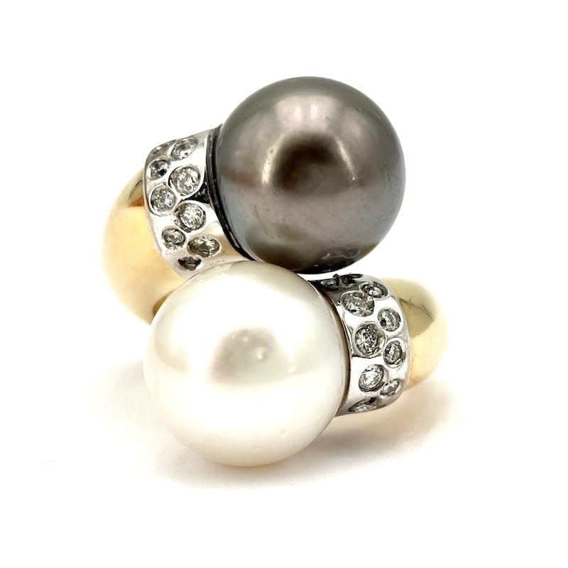 Contrarie ring Australia and Tahitian pearls, diamonds and gold; 14.93 gr.: Fairy-tale ring with maxi exotic pearls in black and white hues, on yellow gold frame and brilliants on white gold rim that embellish the ring in a spectacular game of embraces. Most Occasion!!! Our c