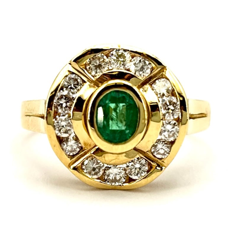 Vintage patch ring, emerald and brilliants, yellow gold; 5.34 gr.: Beautiful vintage daisy patch ring, 18 kt yellow gold, central oval-cut emerald and wavy diamond tracks. Timeless charm for this lovely vintage style ring, like new. Precious occasion not to be missed