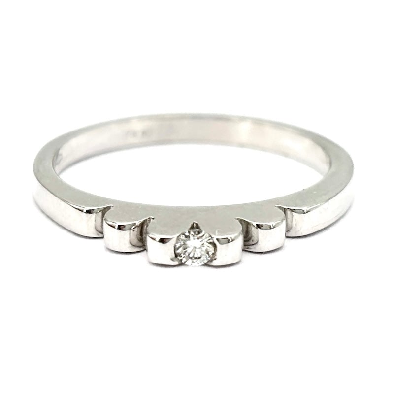 Raised fan-shaped solitaire ring in white gold, 0.04-0.05 ct; 3.44 gr: Adorable and distinctive solitaire ring in 18 kt white gold raised and rounded fan pattern. A real gem! Our company's certification is available for free, upon request. If you wish to receive any