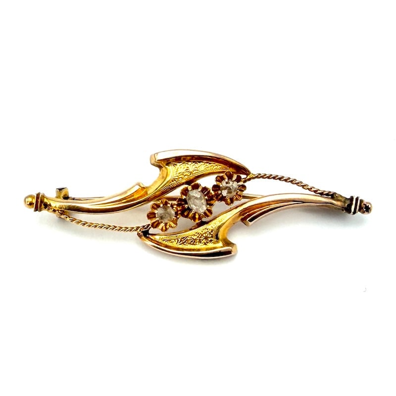 Vintage brooch, gold and trilogy antique diamonds; 3.36 gr.: Charming vintage brooch, 18 kt yellow gold admirably composed and engraved, with antique diamond trilogy. A wonderful and very affordable vintage brooch! Our company's certification is available for