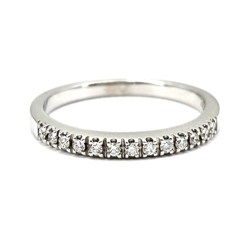 Riviera ring brilliants and white gold - 0.15 ct; 2.85 gr: A fine, white riviera! Ring true, white, immortal, universal and eternal! 18 kt white gold riviera ring with 13 brilliants for 0.15 ct total. A timeless, precious, sparkling ring, a universal dream
