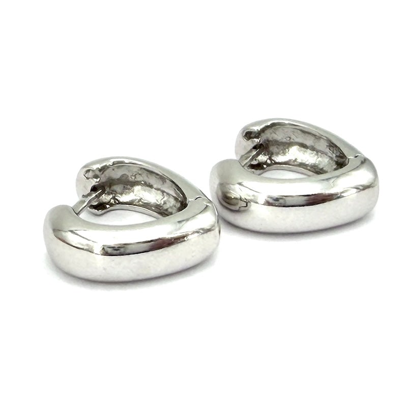 Heart ring earrings, solid white gold; 1.5 cm - 5.56 gr.: Small, thick 18 kt white gold heart ring earrings, short pendants and smooth mirrored solid band! Back with interlocking stud. A universal and super chic passepartout to absolutely have! Our